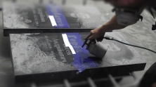Гравировка методом пескоструйной обработки с покраской за знак